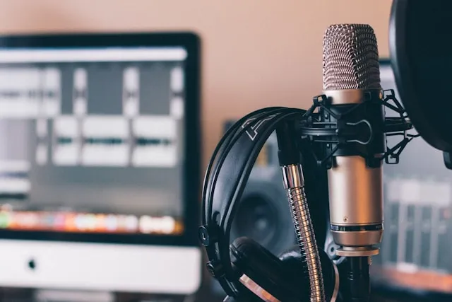 Image d'un micro et un casque dans un studio d'enregistrement